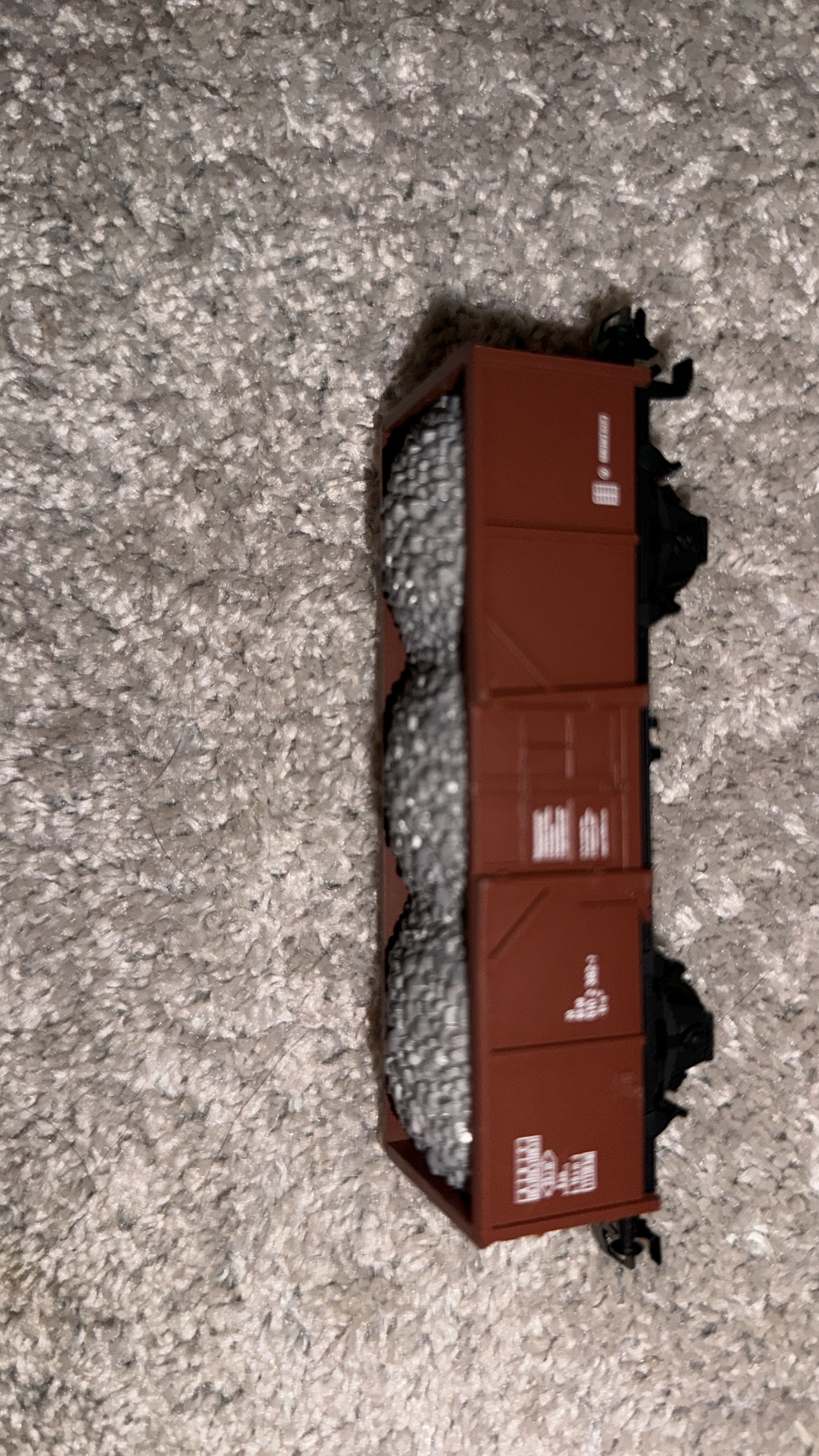 Titelbild Güterwaggon offen Ladung Steine grau