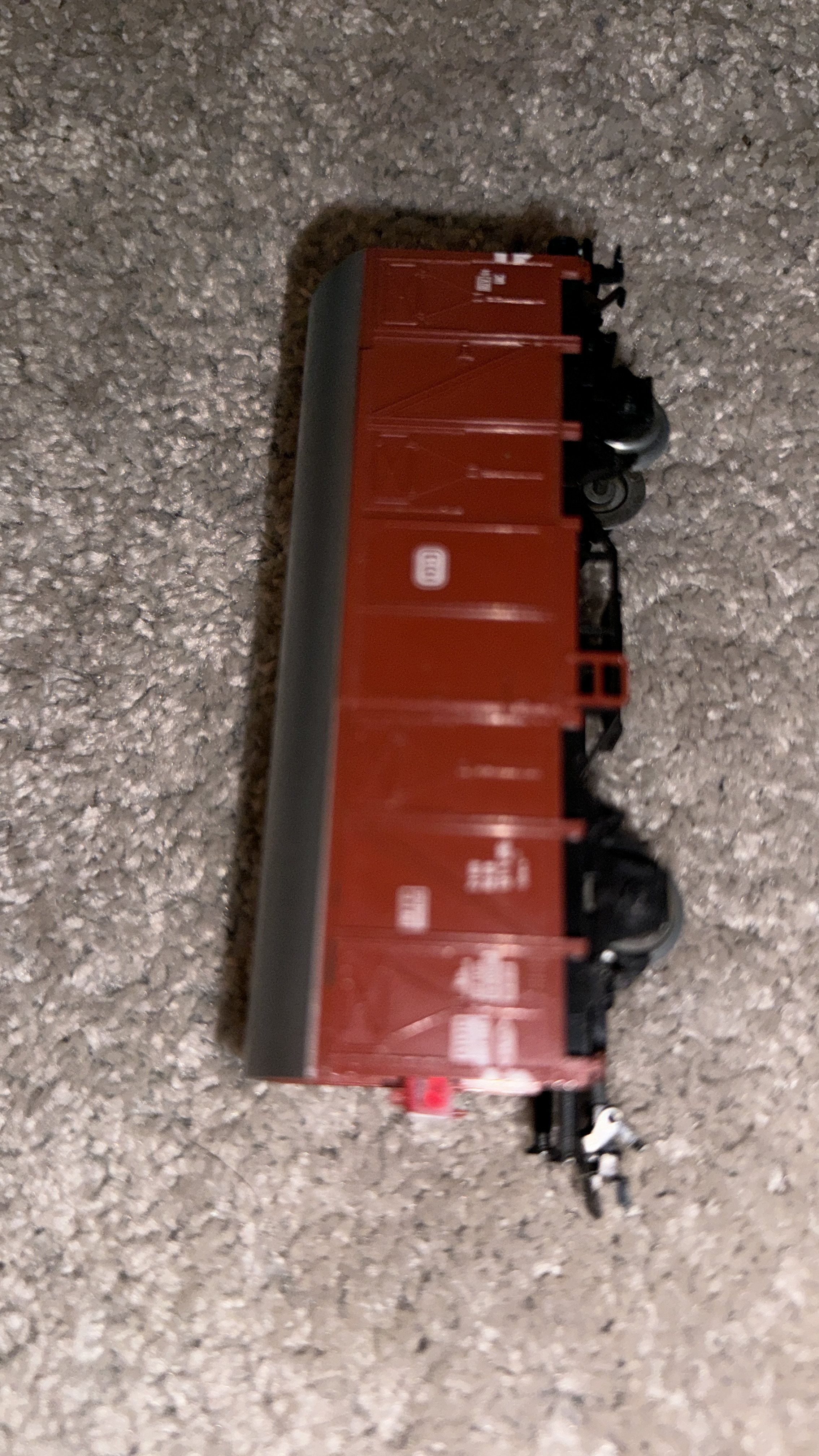 Titelbild Gedeckter Güterwaggon braun mit Schlußlaterne