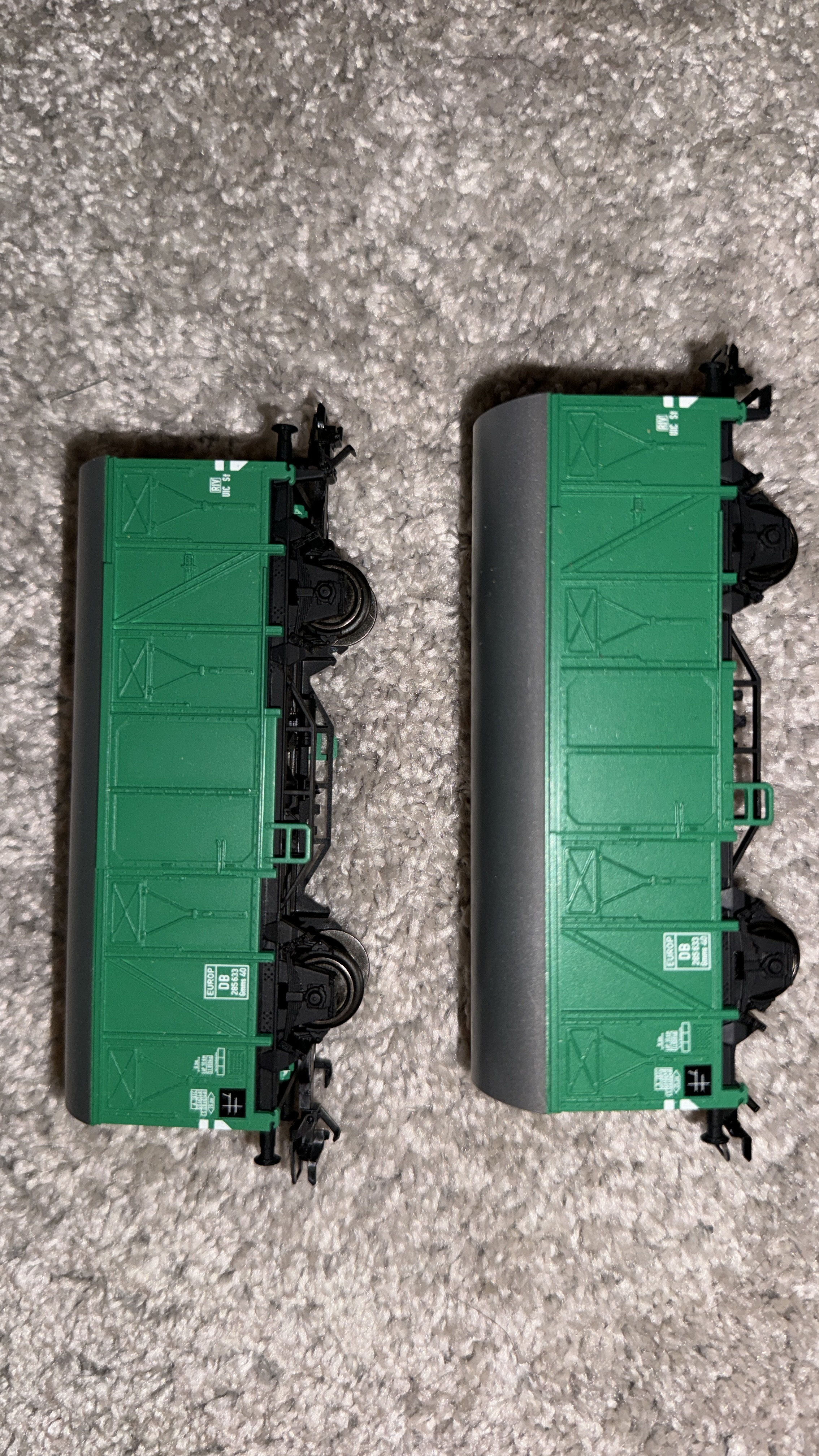 Titelbild Gedeckte Güterwaggon grün